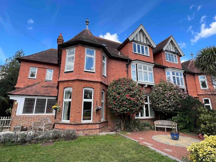 Characterful 6 Bedroom Home In Fantastic Location - Paultons Park Home of Peppa Pig World