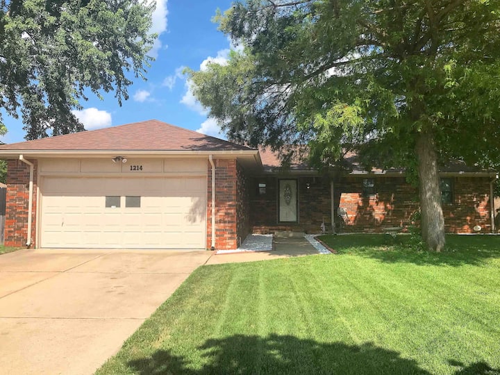 Nw Wichita Spacious Home/ 10 Min From Ict Airport! - 위치토