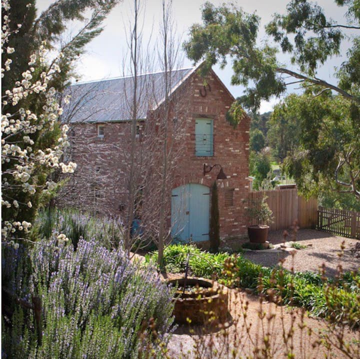 Red Brick Barn - Located At Castlemaine - Castlemaine