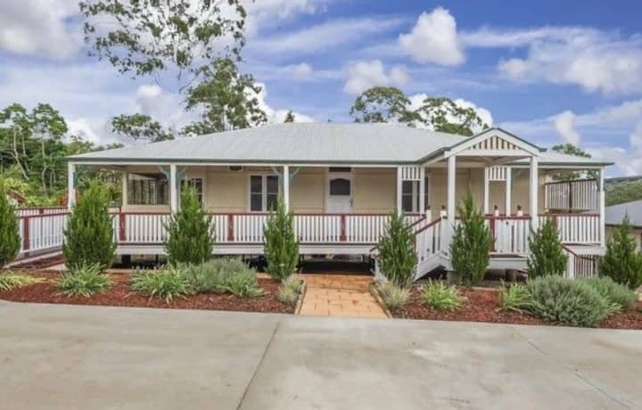 Period Cottage Central Location - Springwood