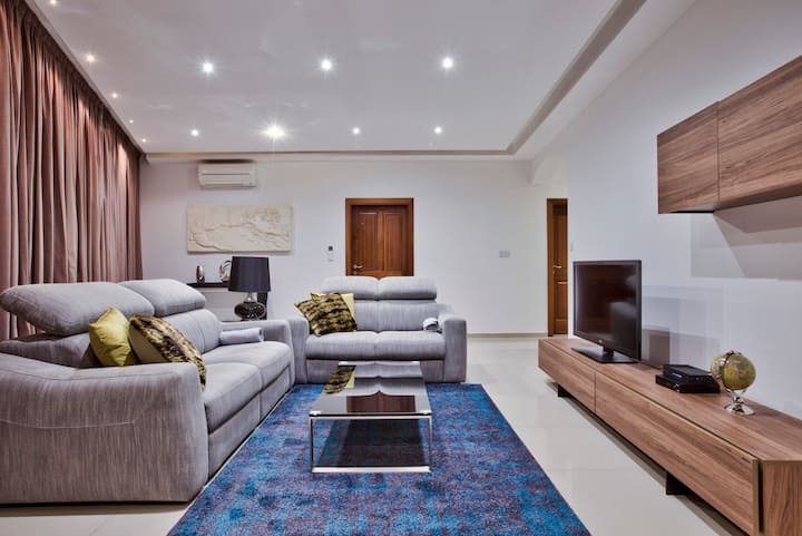 Newly Refurbished Luxury 4 Bedroom Beach Apartment Free Wi-fi Sleeps 11 - Valletta