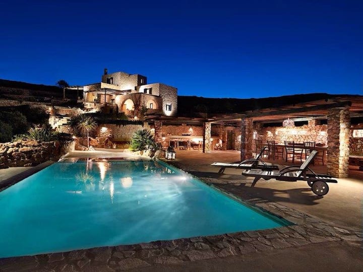 Villa 'Ianos' Infinity Pool, Jacuzzi, Steam Bath & Vineyard - Paros