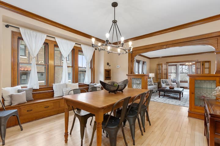 » Walk To Downtown + Lawrence | 4 Bedrooms « - Appleton