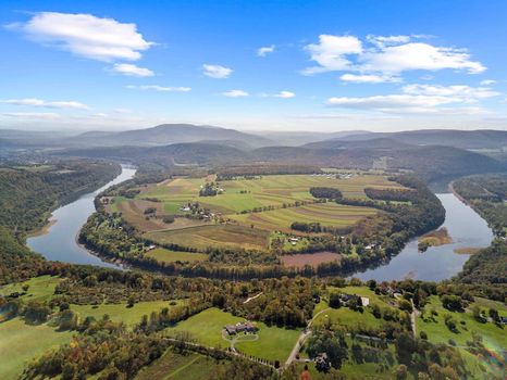 Looking for a vacation rental in Lake Winola, PA? Try cozycozy