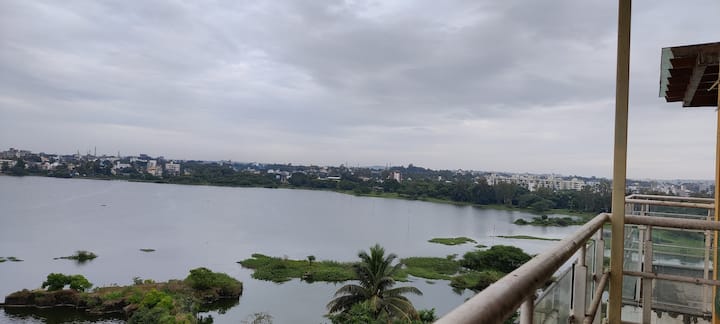 Serene Lake View Apartment Near The City Center - Kolhapur
