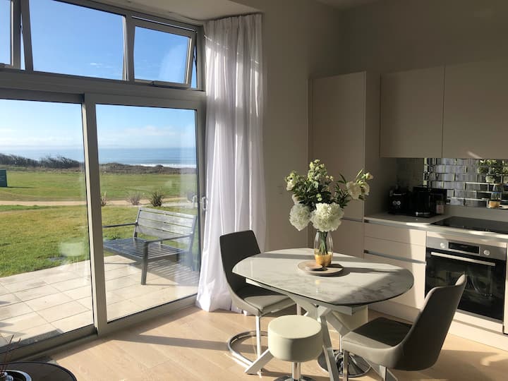 Beautiful Apartment, Rest Bay, Sea Views & Terrace - Porthcawl
