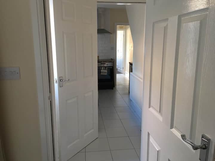 House Near Beach With 2 Ensuite Doubles & Parking - Cleethorpes