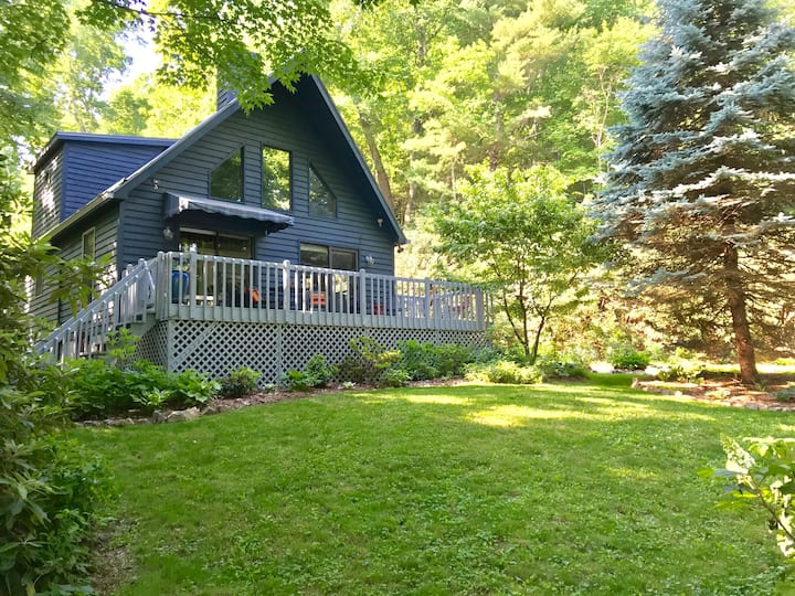Garden Cottage 2.5 Miles To Downtown With Private, Wooded Surroundings - Asheville, NC