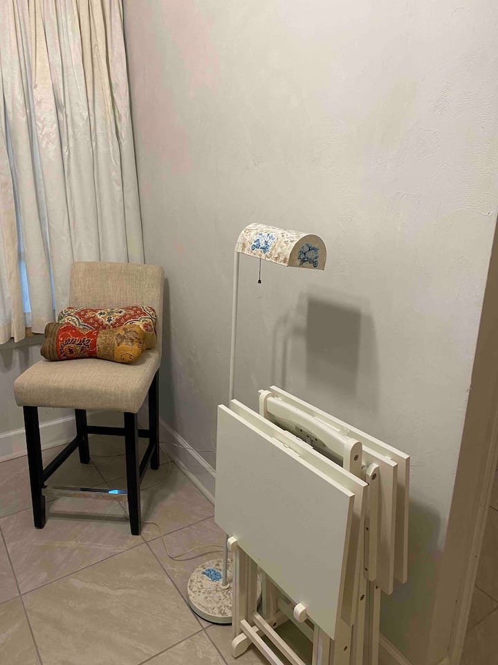 Small Private Room And Bath 🛌 - Tallahassee, FL