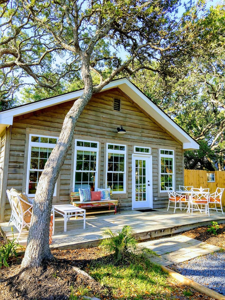 Whimsy Cottage By The Sea, Oceanview, Fenced Yard - Oak Island
