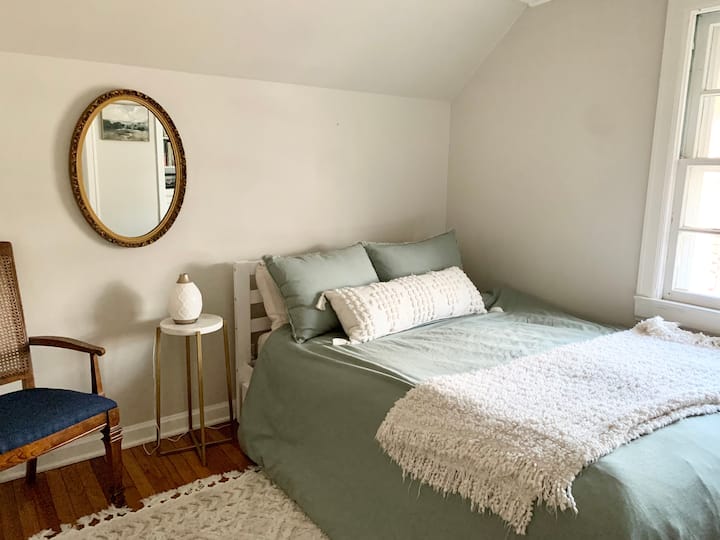 Cozy Bedroom #1 - Central & Safe Location - Peoria, IL
