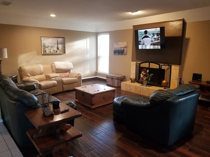 Cozy Home Near Arlington Entertainment District - Grand Prairie, TX