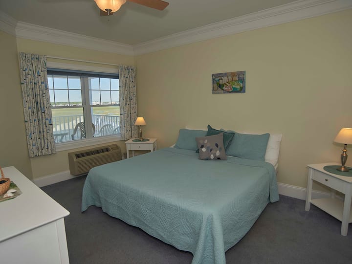 Atlantic Breeze Suites - Marsh-view King Suite - Salisbury