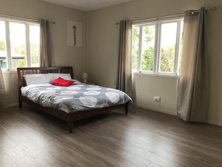 Convenient Spacious 4-bedroom House In Salisbury - QSAC (Queensland Sport and Athletics Centre)