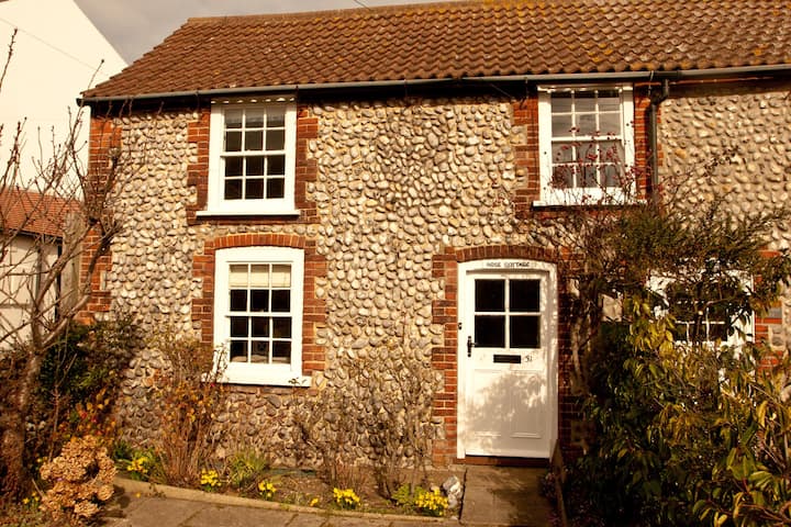 Rose Cottage, So Close To The Sea! - Sheringham