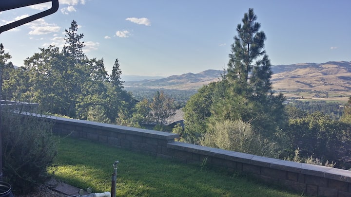The Best In Ashland: Magnificent View, Privacy, Quality, Convenience, Very Clean - Ashland, OR