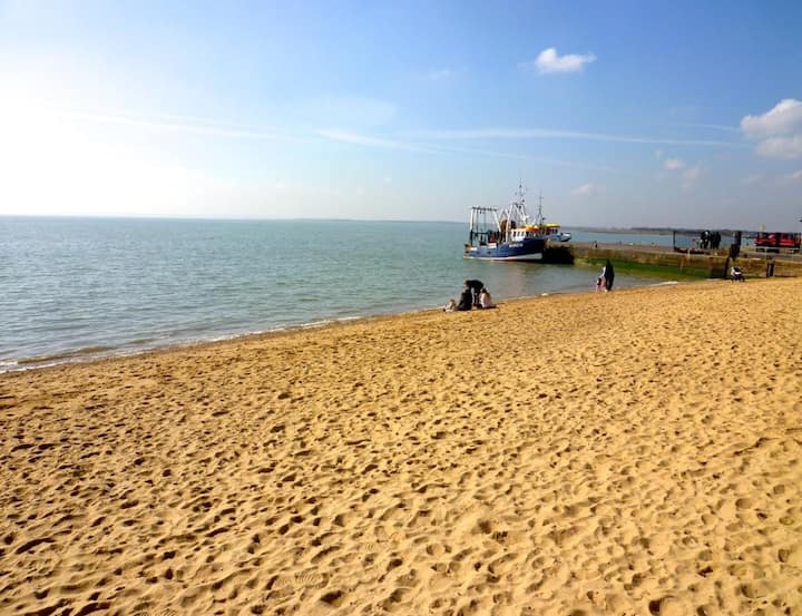 Enjoy This Seaside Property With Peaceful Garden - Westcliff-on-Sea