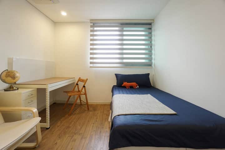 Single Bed Room With Private Bedroom,ac - Suwon-si
