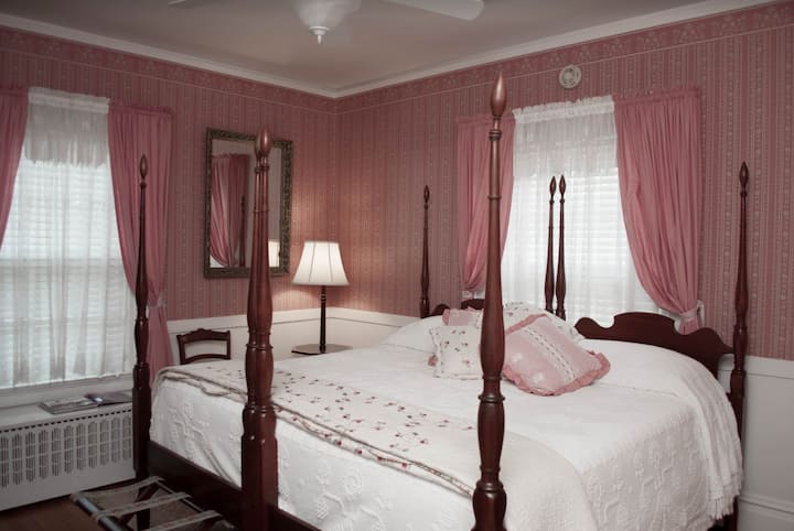 James - Colonial Capital Bed & Breakfast - Williamsburg, VA