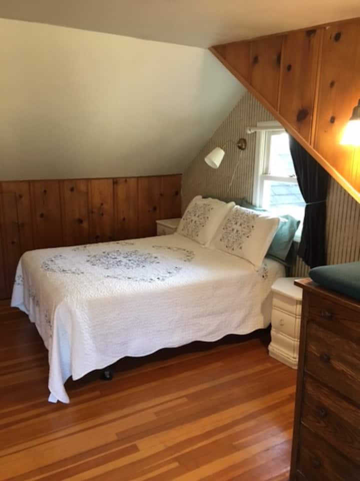 Glasgow Bay House West Bedroom - Coos Bay, OR