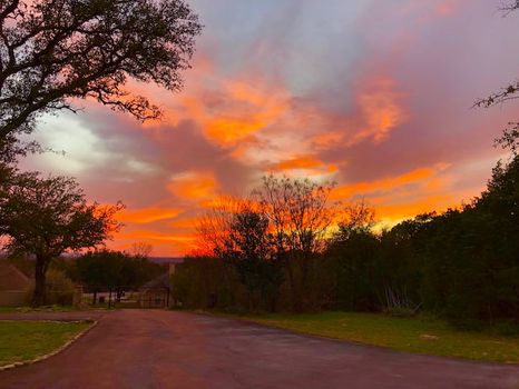 A Scenic & Secure Hilltop Full Guest House Getaway - Glen Rose, TX