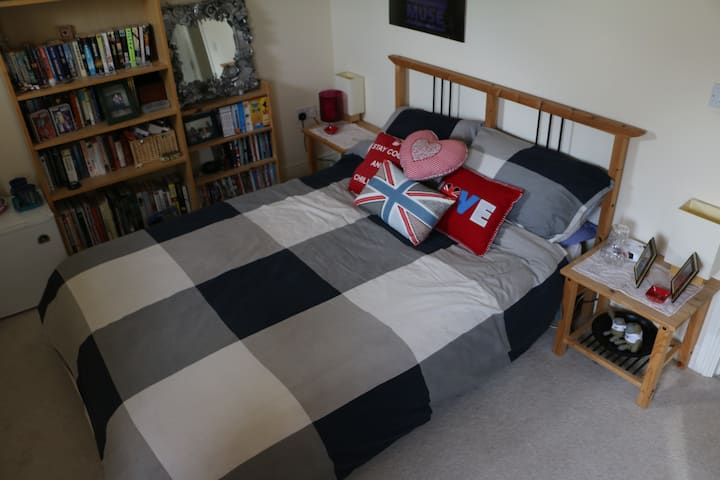 Comfortable Double Room In Portishead. - クリーブドン