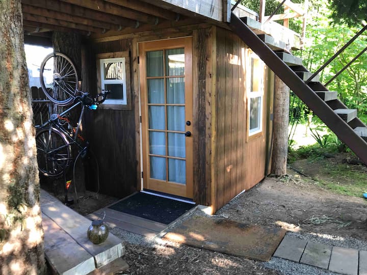 Seattle Treehouse Cabin - Seattle, WA
