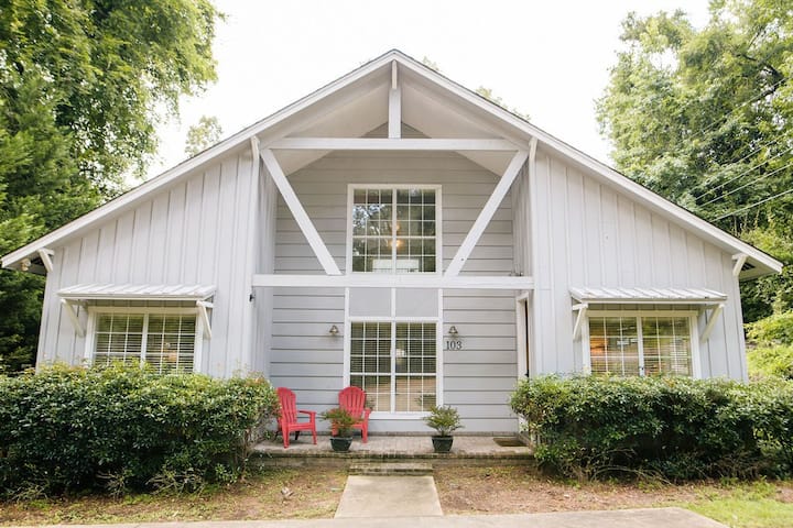 “Country Club” Cottage Sleeps 5, Close To Campus! - Oxford, MS