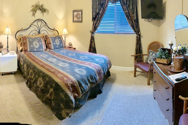 Monroe Street Suites: Room One (Queen Bed) - Time, IL
