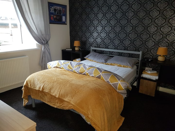 Double Bedroom, Private Bathroom, Use Of Kitchen - Rochdale