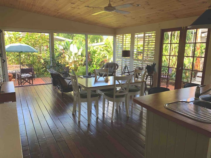 Pleasant Cottage In A Tropical Garden. 
4 Persons. - ケアンズ