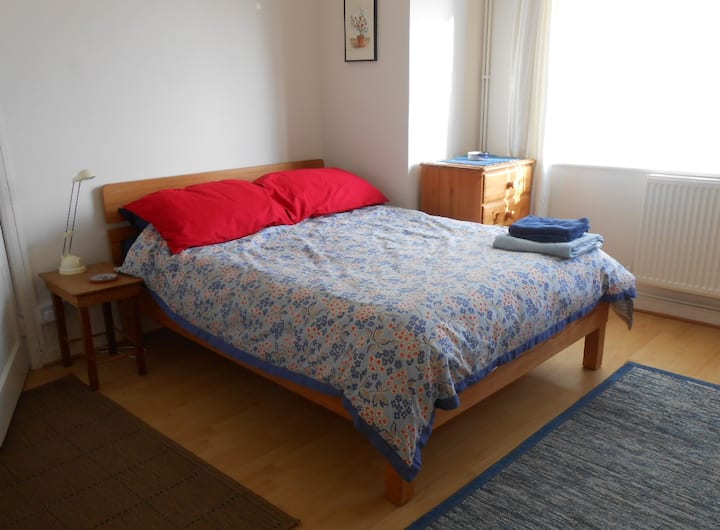 Large Sunny Room In Central Swindon - 스윈던