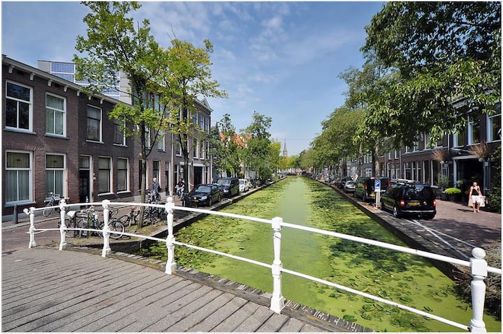 Spacious Canal Apt In The Heart Of Historic Delft - 델프트