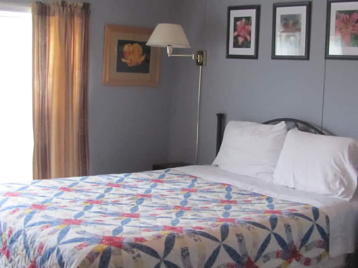 Ariel Room - The Ginger Cat Bed & Breakfast - Seneca Lake, NY