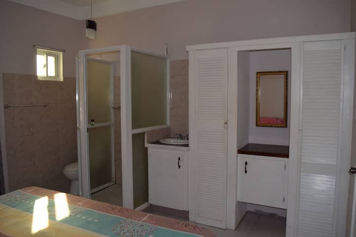Airport View Inn, Cozy Private Room 1c - Grenada