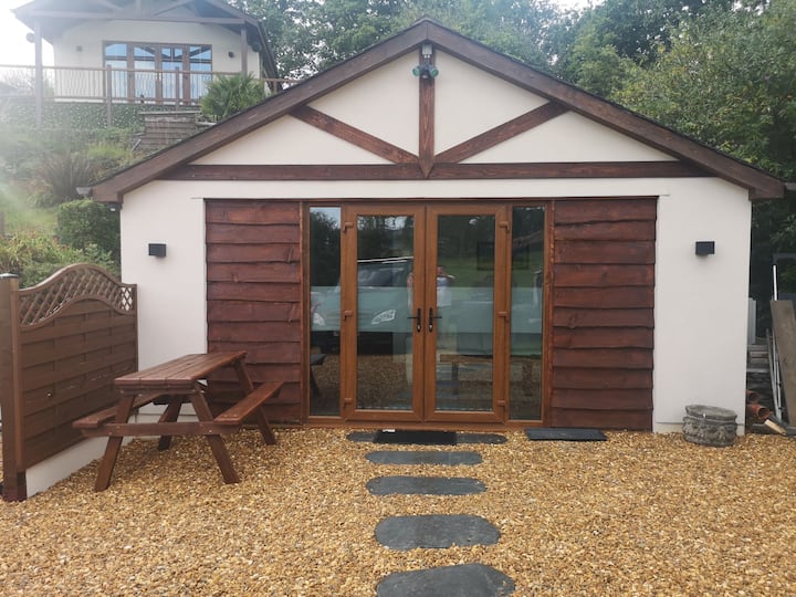 Cwt Y Gornel
Luxury One Bedroom Chalet With Hottub - Portmeirion