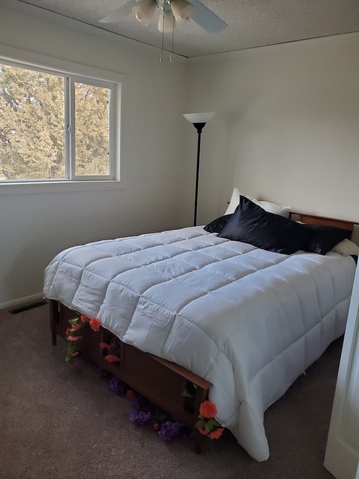 Partially Furnished 4 Bedroom Home Only 2 Qn Bed - Billings, MT