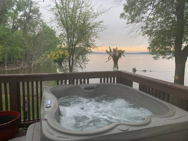 Lux Riverfront, Hottub, In/outdoor Fireplace &Fun! - Lost Grove Lake, IA