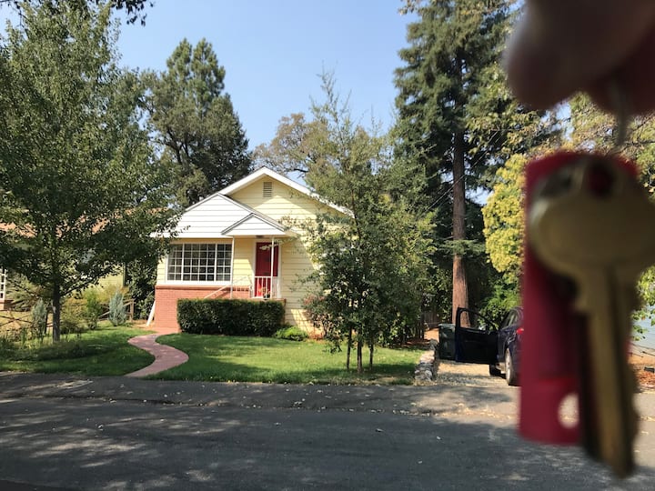 Cozy Home With Beautiful Backyard And Walk To Town - Auburn, CA
