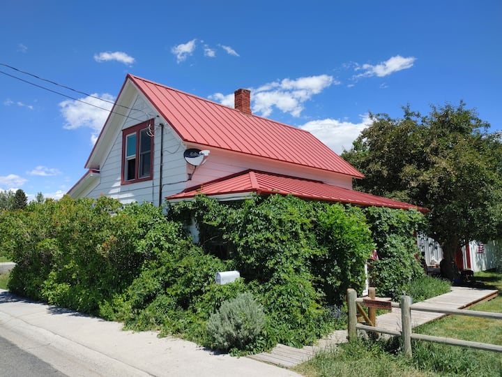 Charming 1902 Farmhouse
Orchard Oasis - Dogs Ok - Cody, WY
