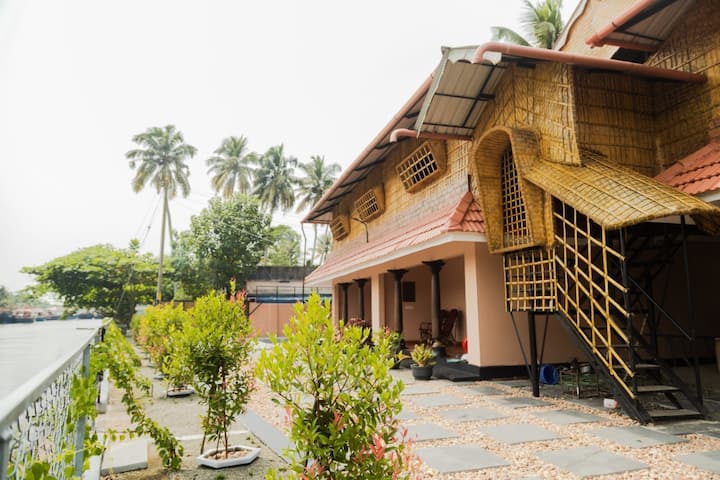 Canalview Private Cottage With Sit Outs. - Karunagappalli
