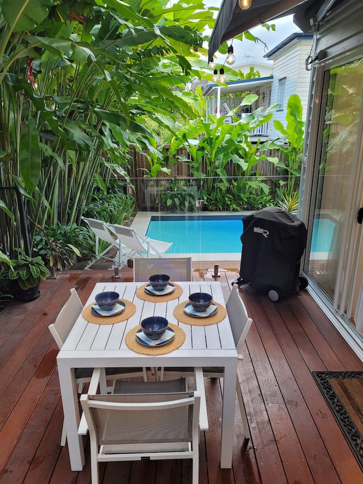 Luxury Queenslander With Pool - 뉴스태드