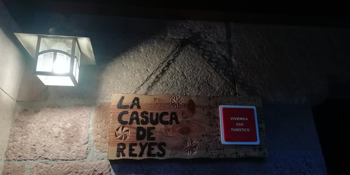 Casa Con Encanto En Carmona. Conjunto Histórico Artístico Y Galardón "Pueblos Más Bonitos De España". - Cabuérniga