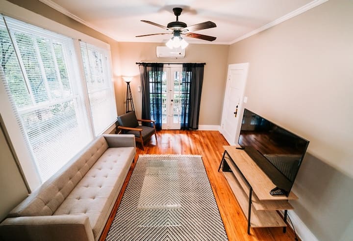 Updated & Cute Midtown Apartment With Balcony - Mobile, AL