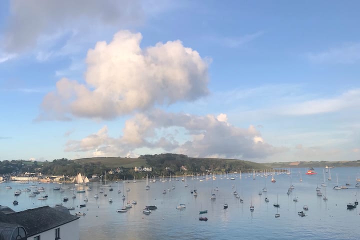 Beautiful Harbourside Apartment With Parking - Falmouth