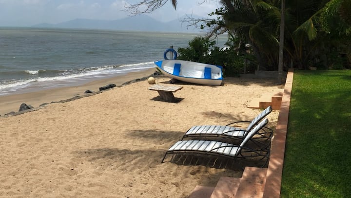 Cairns Beaches Absolute Beach Front 
1 Bedroom - ケアンズ