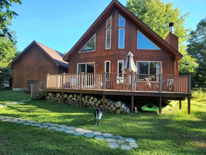 Cheerful 2-bedroom Chalet With Loft And Fireplace - Higgins Lake, MI