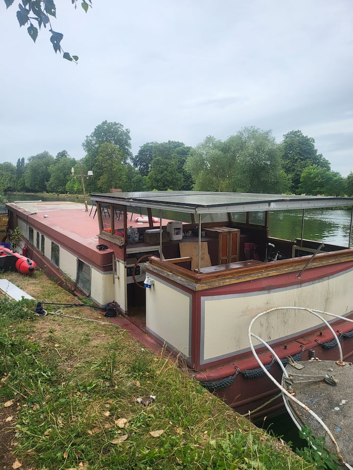 "Flat On The River" Houseboat - Oxfordshire