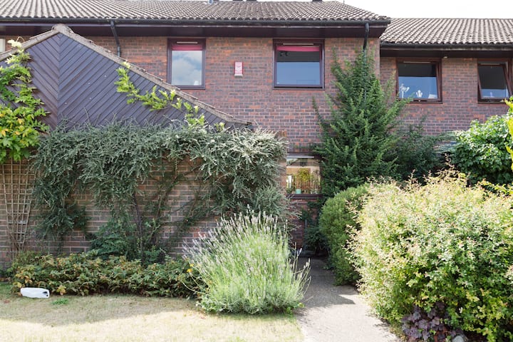 Riverside Apartment In Staines  Close To Heathrow - London Heathrow Airport (LHR)