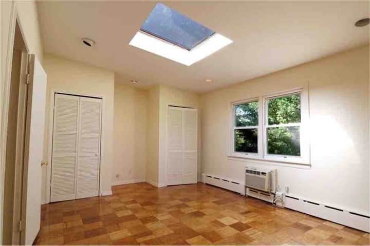 Spacious Skylight Room With Spa Bathroom - Yonkers, NY
